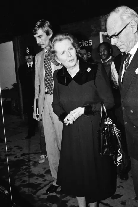 Framed Print : Prime Minister Margaret Thatcher visits victims of the Harrods IRA bomb in hospital