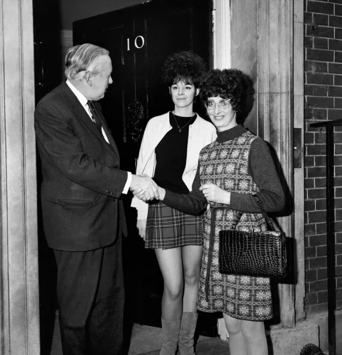 Framed Print : The Prime Minister meets Ipswich housewife at no. 10. Mrs Framed Print : The Prime Minister meets Ipswich housewife at no. 10. Mrs