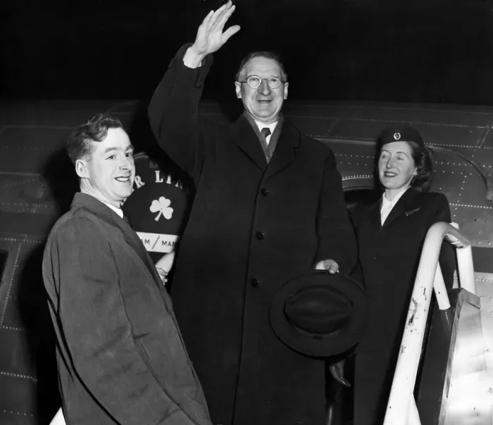 Framed Print : Prime Minister of the Republic of Ireland Eamon De Valera at Manchester airport after