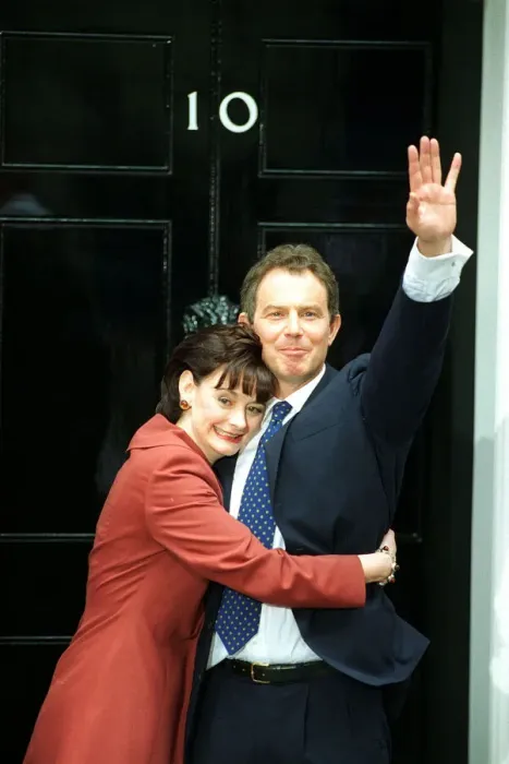 Framed Print : PRIME MINISTER TONY BLAIR AND CHERIE BLAIR WAVE TO THE CROWDS AS THEY PREPARE TO ENTER Framed Print : PRIME MINISTER TONY BLAIR AND CHERIE BLAIR WAVE TO THE CROWDS AS THEY PREPARE TO ENTER