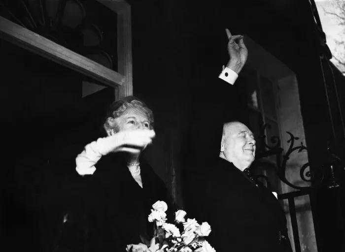 Framed Print : Prime Minister Winston Churchill leaves Number 10 Downing Street Framed Print : Prime Minister Winston Churchill leaves Number 10 Downing Street