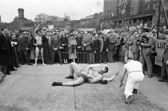 Framed Print : Primo Carnera v Al Hayes, Open Air Training Session at Ludgate Circus Gardens, London