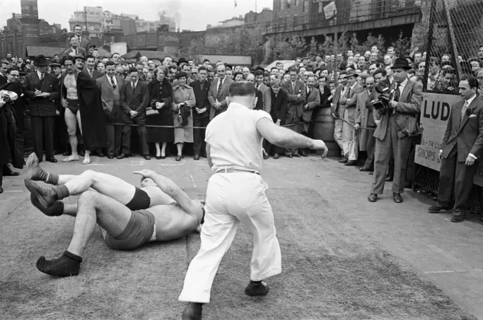 Framed Print : Primo Carnera v Al Hayes, Open Air Training Session at Ludgate Circus Gardens, London