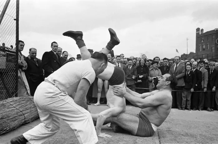 Framed Print : Primo Carnera v Al Hayes, Open Air Training Session at Ludgate Circus Gardens, London Framed Print : Primo Carnera v Al Hayes, Open Air Training Session at Ludgate Circus Gardens, London