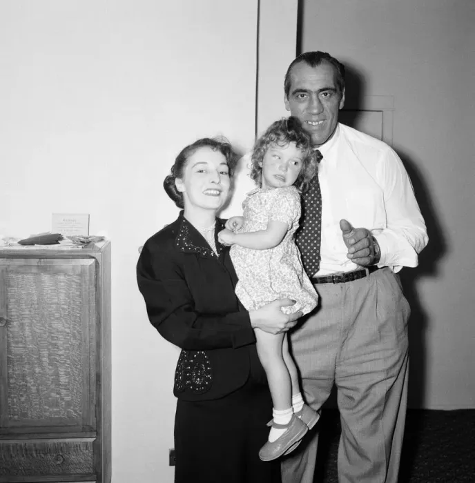 Framed Print : Primo Carnera, Wrestler, former boxer, with Peggy Brindle and her daughter Susan Framed Print : Primo Carnera, Wrestler, former boxer, with Peggy Brindle and her daughter Susan