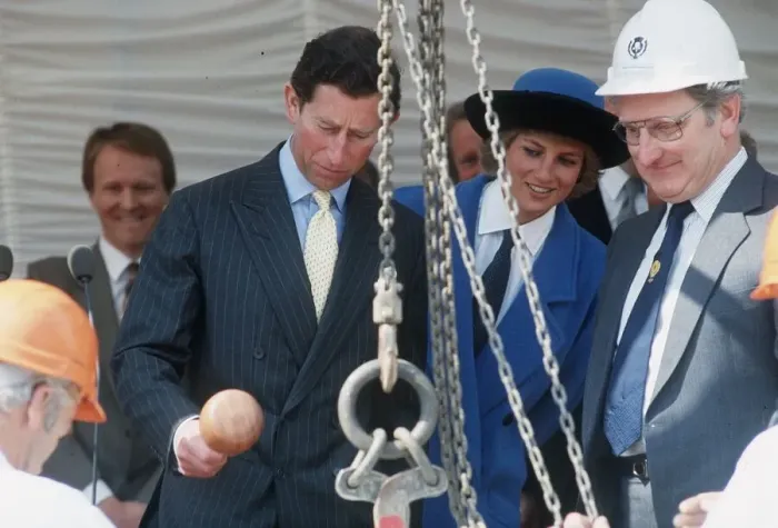 Framed Print : Prince Charles with block and tackle as Princess Diana looks on at the Glasgow Garden