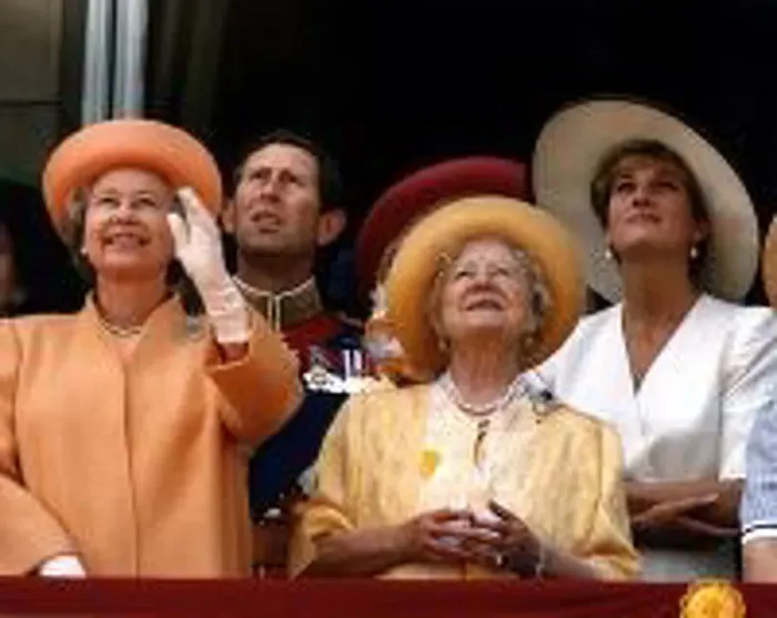 : Prince Charles and Diana with Queen Elizabeth II and Queen Mother on the balcony : Prince Charles and Diana with Queen Elizabeth II and Queen Mother on the balcony