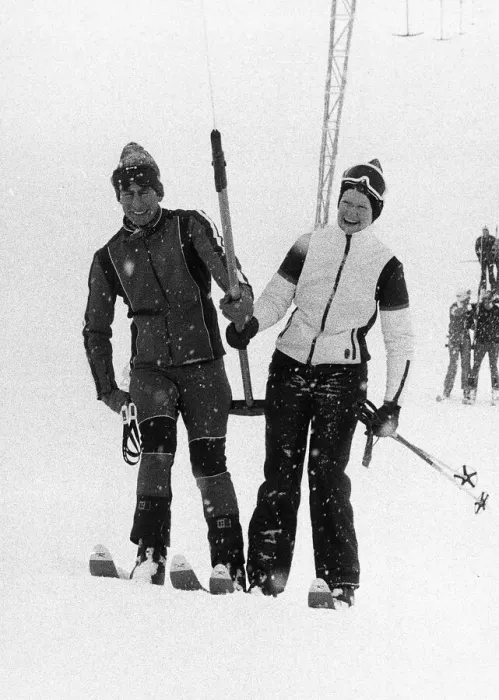 Framed Print : Prince Charles with friend Lady Sarah Spencer skiing in 1978 Framed Print : Prince Charles with friend Lady Sarah Spencer skiing in 1978