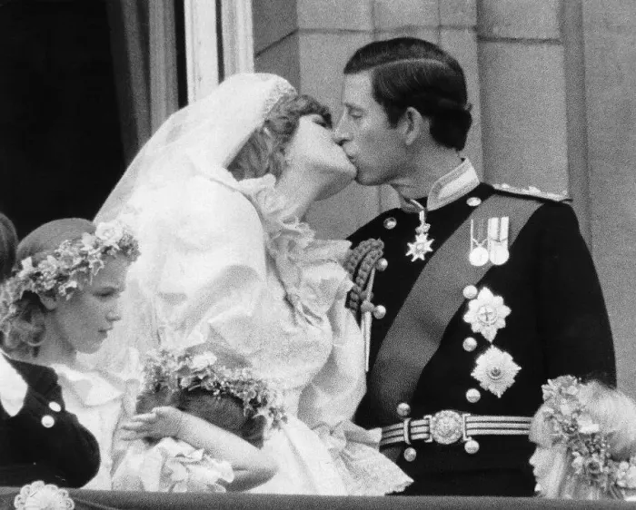 Framed Print : Prince Charles and his new bride Diana kiss on the balcony of Buckingham Palace after Framed Print : Prince Charles and his new bride Diana kiss on the balcony of Buckingham Palace after