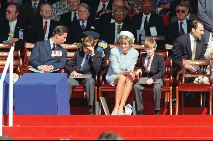 Framed Print : Prince Charles, Prince William, Diana Princess of Wales holding the hand of her son Framed Print : Prince Charles, Prince William, Diana Princess of Wales holding the hand of her son