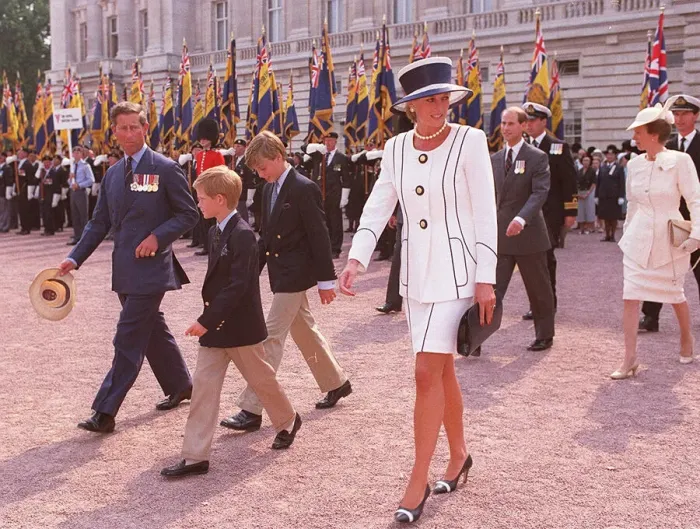 Framed Print : Prince Charles and Princess Diana with their children Prince William and Prince Harry Framed Print : Prince Charles and Princess Diana with their children Prince William and Prince Harry