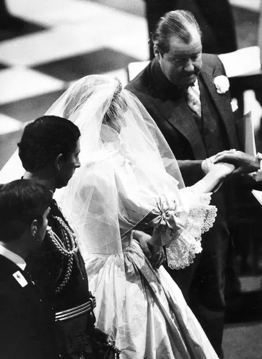 Framed Print : Prince Charles and Princess Diana exchange their wedding vows at St Pauls Cathedral in Framed Print : Prince Charles and Princess Diana exchange their wedding vows at St Pauls Cathedral in