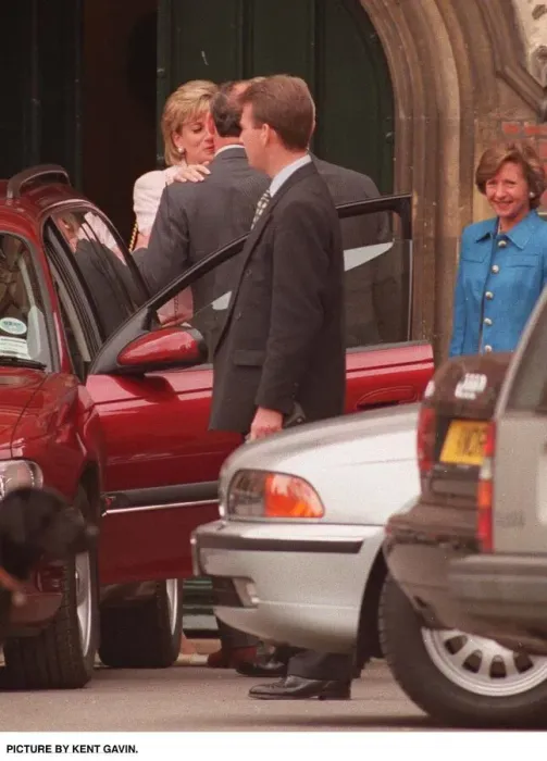 Framed Print : Prince Charles and Princess Diana kissing after being at Eton College for Eton Open Day Framed Print : Prince Charles and Princess Diana kissing after being at Eton College for Eton Open Day