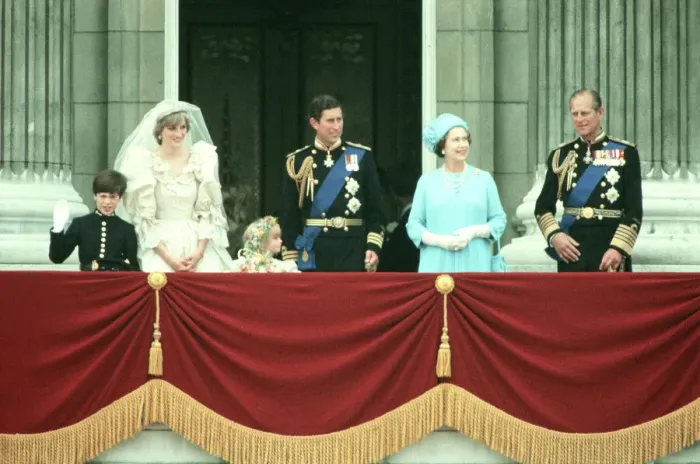 Framed Print : Prince Charles and Princess Diana get married. Picture taken on the balcony Framed Print : Prince Charles and Princess Diana get married. Picture taken on the balcony