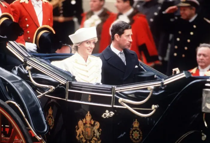 Framed Print : Prince Charles and Princess Diana in an open carriage during the state visit of King Fahd Framed Print : Prince Charles and Princess Diana in an open carriage during the state visit of King Fahd