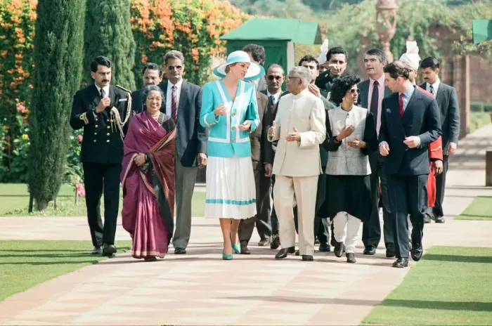 Framed Print : Prince Charles and Princess Diana visit to India between February 10th Framed Print : Prince Charles and Princess Diana visit to India between February 10th