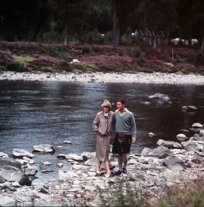 : Prince Charles and Princess Diana walk along the River Dee at Balmoral : Prince Charles and Princess Diana walk along the River Dee at Balmoral