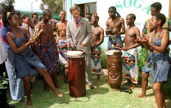 Framed Print : Prince Charles in South Africa Visiting Cape Town in November 1997 Having a go at some Framed Print : Prince Charles in South Africa Visiting Cape Town in November 1997 Having a go at some