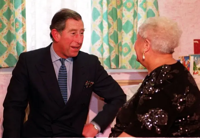 Framed Print : Prince Charles visits Helen Harkin December 1999 at Inglefield Street Hostel Glasgow