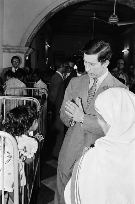 Framed Print : Prince Charles visits Mother Teresa at her institution in Calcutta, India. December 1980 Framed Print : Prince Charles visits Mother Teresa at her institution in Calcutta, India. December 1980