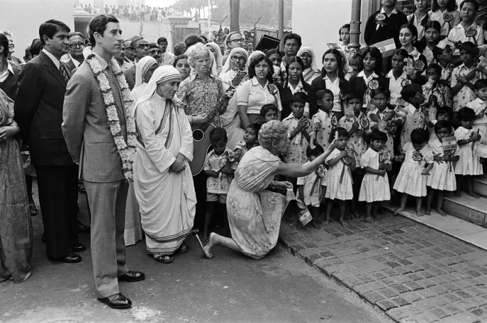 Framed Print : Prince Charles visits Mother Teresa at her institution in Calcutta, India. December 1980 Framed Print : Prince Charles visits Mother Teresa at her institution in Calcutta, India. December 1980
