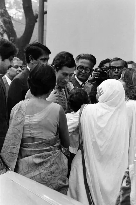 Framed Print : Prince Charles visits Mother Teresa at her institution in Calcutta, India. December 1980 Framed Print : Prince Charles visits Mother Teresa at her institution in Calcutta, India. December 1980
