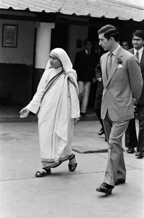 Framed Print : Prince Charles visits Mother Teresa at her institution in Calcutta, India. December 1980 Framed Print : Prince Charles visits Mother Teresa at her institution in Calcutta, India. December 1980