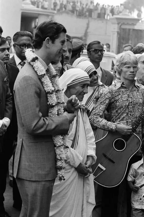 Framed Print : Prince Charles visits Mother Teresa at her institution in Calcutta, India. December 1980 Framed Print : Prince Charles visits Mother Teresa at her institution in Calcutta, India. December 1980