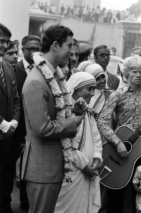 Framed Print : Prince Charles visits Mother Teresa at her institution in Calcutta, India. December 1980