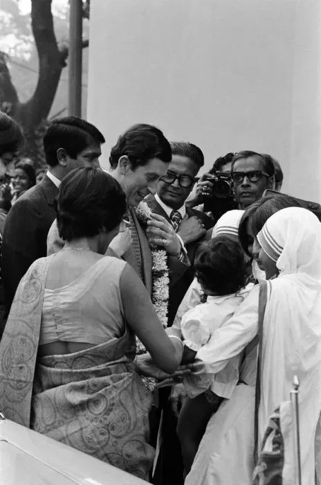 Framed Print : Prince Charles visits Mother Teresa at her institution in Calcutta, India. December 1980 Framed Print : Prince Charles visits Mother Teresa at her institution in Calcutta, India. December 1980