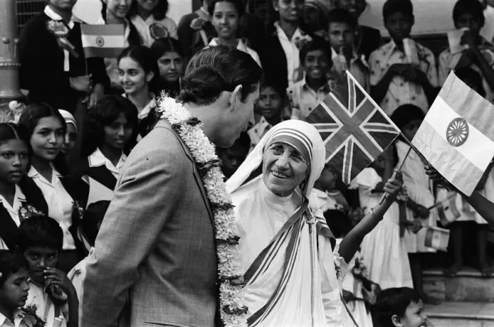 Framed Print : Prince Charles visits Mother Teresa at her institution in Calcutta, India. December 1980 Framed Print : Prince Charles visits Mother Teresa at her institution in Calcutta, India. December 1980