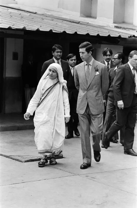 Framed Print : Prince Charles visits Mother Teresa at her institution in Calcutta, India. December 1980 Framed Print : Prince Charles visits Mother Teresa at her institution in Calcutta, India. December 1980