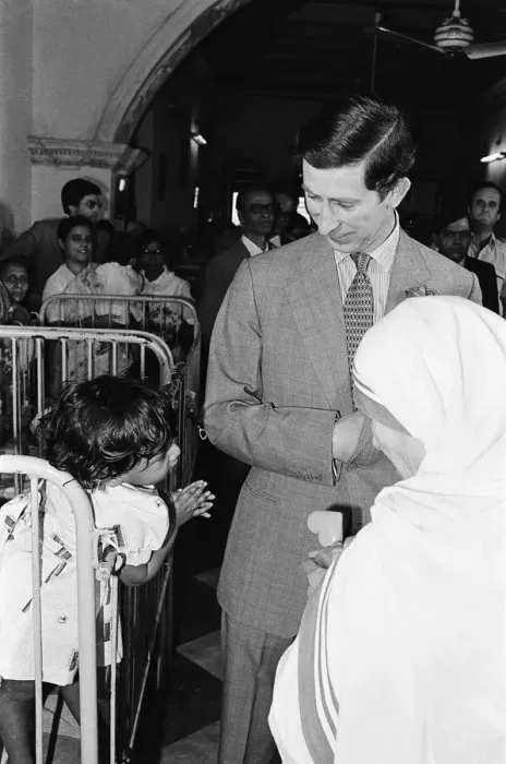 Framed Print : Prince Charles visits Mother Teresa at her institution in Calcutta, India. December 1980 Framed Print : Prince Charles visits Mother Teresa at her institution in Calcutta, India. December 1980