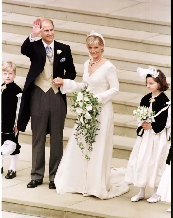 Framed Print : Prince Edward and his new bride Sophie Rhys Jones 1999 after their wedding stand