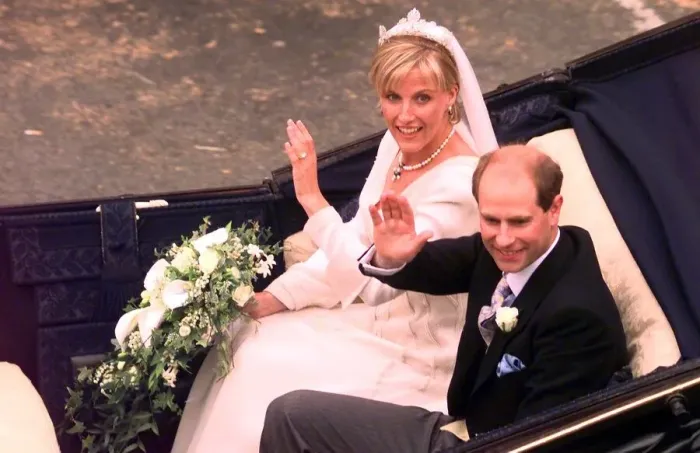 Framed Print : Prince Edward Royal Wedding 1999 Prince Edward and Sophie Rhys Jones in carriage