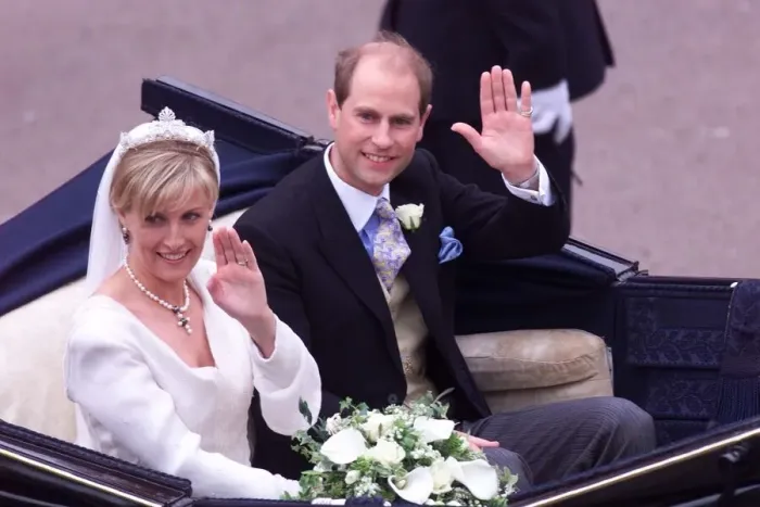 Framed Print : Prince Edward and Sophie Rhys Jones waving after their wedding at Windsor June Framed Print : Prince Edward and Sophie Rhys Jones waving after their wedding at Windsor June