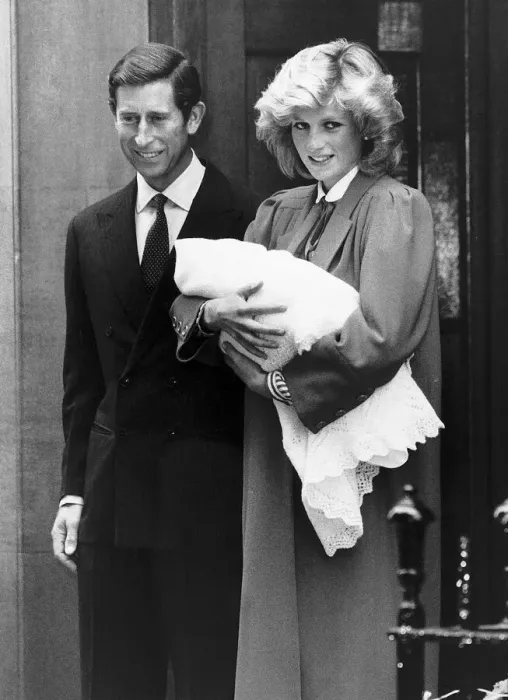 Framed Print : Prince Harry with his Parents leaving St Marys Hospital Paddington where he was born