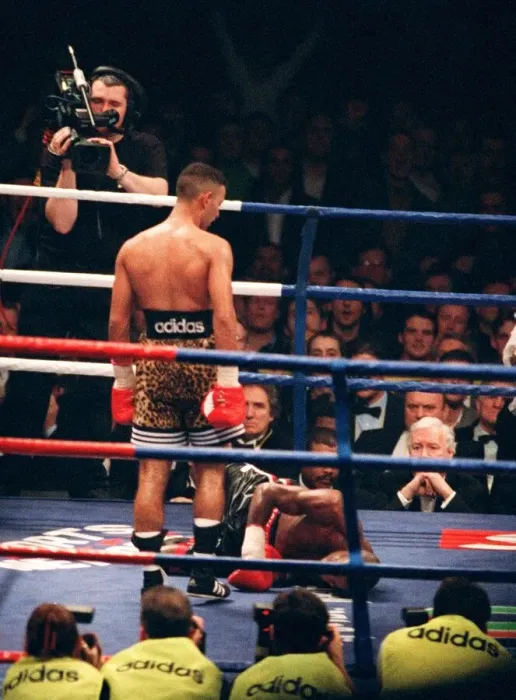 Framed Print : Prince Naseem Hamed looks down at Tom Boom Boom Johnson after knocking him to the canvas Framed Print : Prince Naseem Hamed looks down at Tom Boom Boom Johnson after knocking him to the canvas
