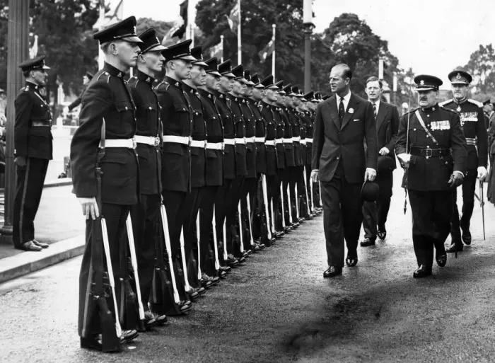 Framed Print : Prince Philip, Duke of Edinburgh inspecting the Guard of Honour formed by men of Framed Print : Prince Philip, Duke of Edinburgh inspecting the Guard of Honour formed by men of