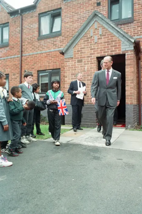 Framed Print : Prince Philip, Duke of Edinburgh tours the Century Drive housing development off Albert Framed Print : Prince Philip, Duke of Edinburgh tours the Century Drive housing development off Albert