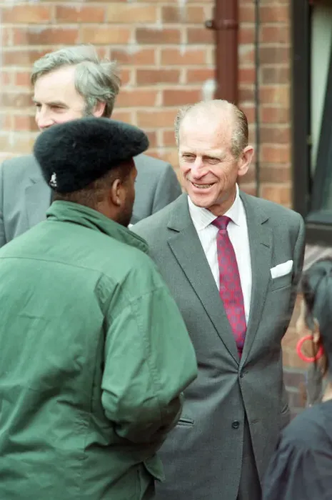 Framed Print : Prince Philip, Duke of Edinburgh tours the Century Drive housing development off Albert Framed Print : Prince Philip, Duke of Edinburgh tours the Century Drive housing development off Albert
