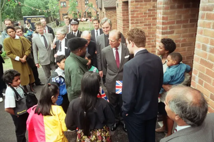 Framed Print : Prince Philip, Duke of Edinburgh tours the Century Drive housing development off Albert Framed Print : Prince Philip, Duke of Edinburgh tours the Century Drive housing development off Albert
