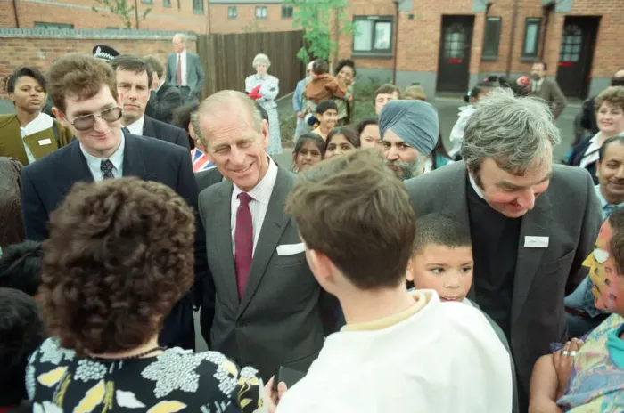 Framed Print : Prince Philip, Duke of Edinburgh tours the Century Drive housing development off Albert Framed Print : Prince Philip, Duke of Edinburgh tours the Century Drive housing development off Albert