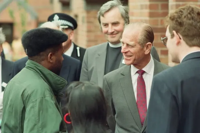 Framed Print : Prince Philip, Duke of Edinburgh tours the Century Drive housing development off Albert Framed Print : Prince Philip, Duke of Edinburgh tours the Century Drive housing development off Albert