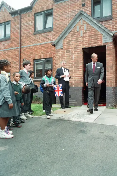 Framed Print : Prince Philip, Duke of Edinburgh tours the Century Drive housing development off Albert Framed Print : Prince Philip, Duke of Edinburgh tours the Century Drive housing development off Albert