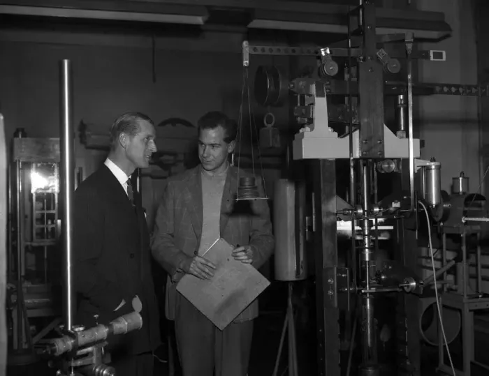 Framed Print : Prince Philip, Duke of Edinburgh visits Bristol, pictured at the Engineering School Framed Print : Prince Philip, Duke of Edinburgh visits Bristol, pictured at the Engineering School