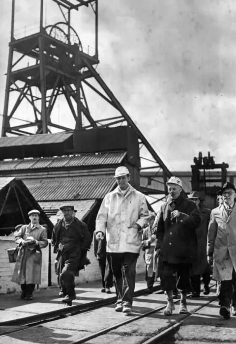 Framed Print : Prince Philip, Duke of Edinburgh visits the Mosley Common Colliery, Lancashire Framed Print : Prince Philip, Duke of Edinburgh visits the Mosley Common Colliery, Lancashire