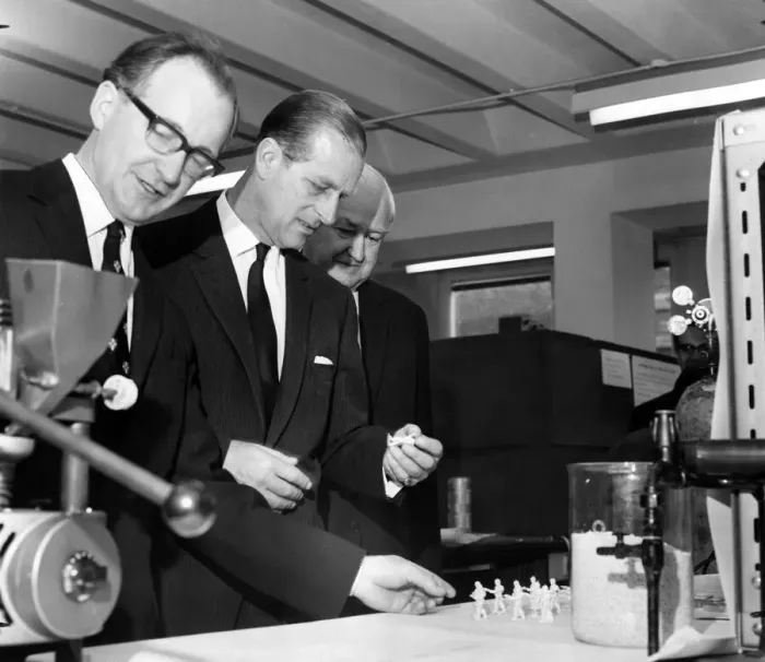 Framed Print : Prince Philip, Duke of Edinburgh visits University of Manchester Institute of Science Framed Print : Prince Philip, Duke of Edinburgh visits University of Manchester Institute of Science