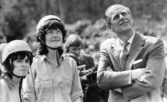 Framed Print : Prince Philip, Duke of Edinburgh, with youngsters at the Eskdale Outward Bound School Framed Print : Prince Philip, Duke of Edinburgh, with youngsters at the Eskdale Outward Bound School
