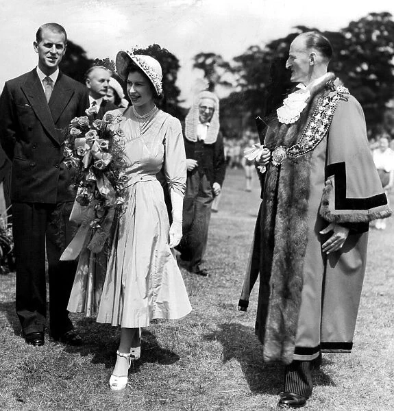 PRINCE PHILIP & QUEEN ELIZABETH II VISITING WAR VETERANS, PUDSEY, YORKSHIRE - JULY 1949